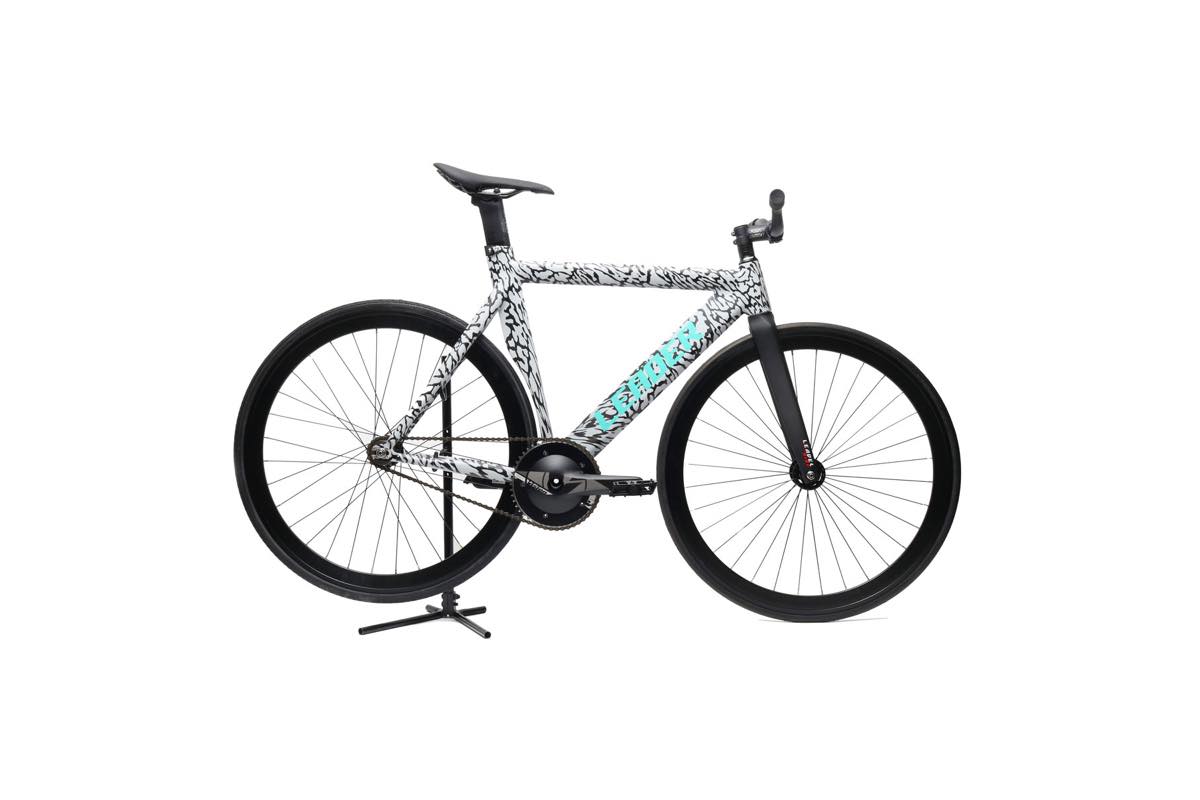 アトモスからあの伝説のエレファント柄をまとったコラボ自転車が発売に