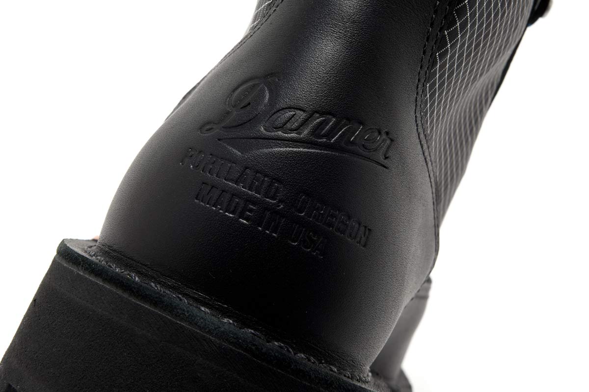 アウトドア好き必見！ ダナー×ヘリノックスのスペシャルエディションが