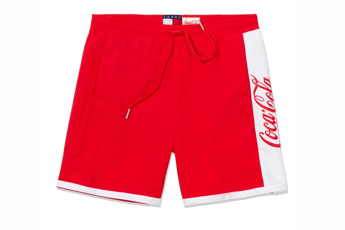 コカ・コーラ」ロゴが主役！トミージーンズのカプセルコレクションが