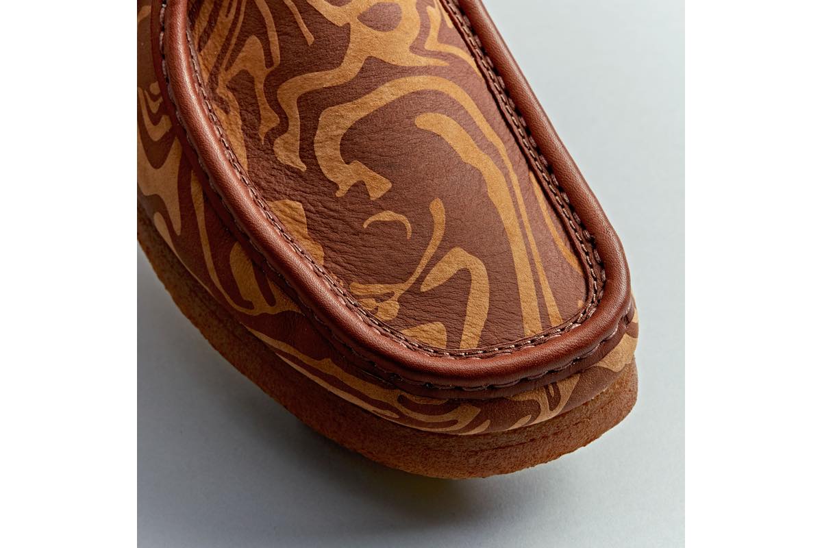 クラークスの大定番「ワラビー」に大胆なデザインのコラボモデルが誕生