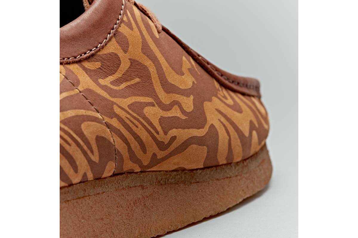 クラークスの大定番「ワラビー」に大胆なデザインのコラボモデルが誕生