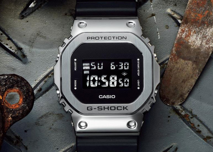 G-SHOCK〉の新作“GM-5600”は絶妙の甘辛バランスメタルフェイスの硬質感と柔らかな装着感を両取り! | 時計 | FINEBOYS  Online