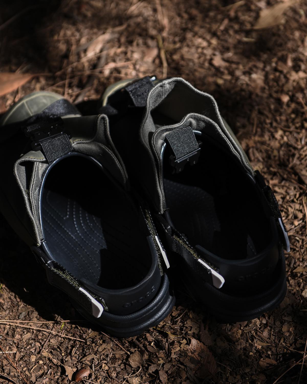 カッコよすぎる！ビームス別注の男前なクロックスが発売 | シューズ