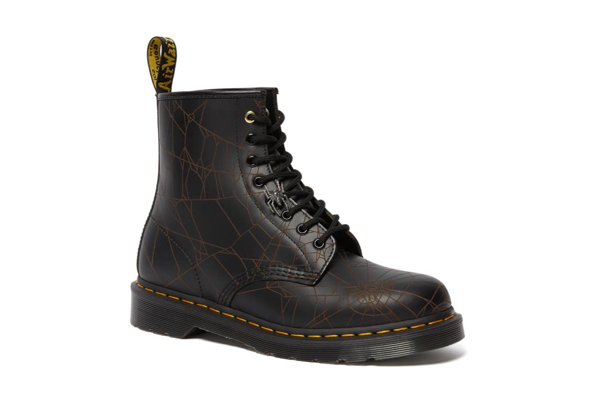 ドクターマーチンの名作8ホールをヨウジヤマモトが大胆アレンジ