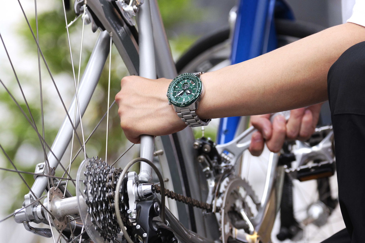 シチズンの人気シリーズに「空の色」モチーフの新色が登場！ | 時計