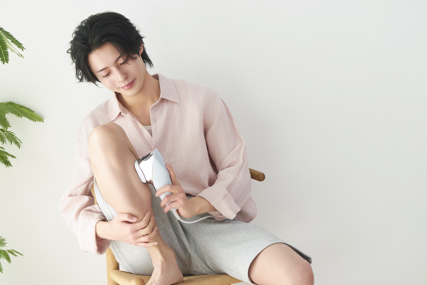【使用品】グラティエ リファイニング リファ〉の光美容器で短パンをはく準備！夏のおしゃれはムダ毛ケアから